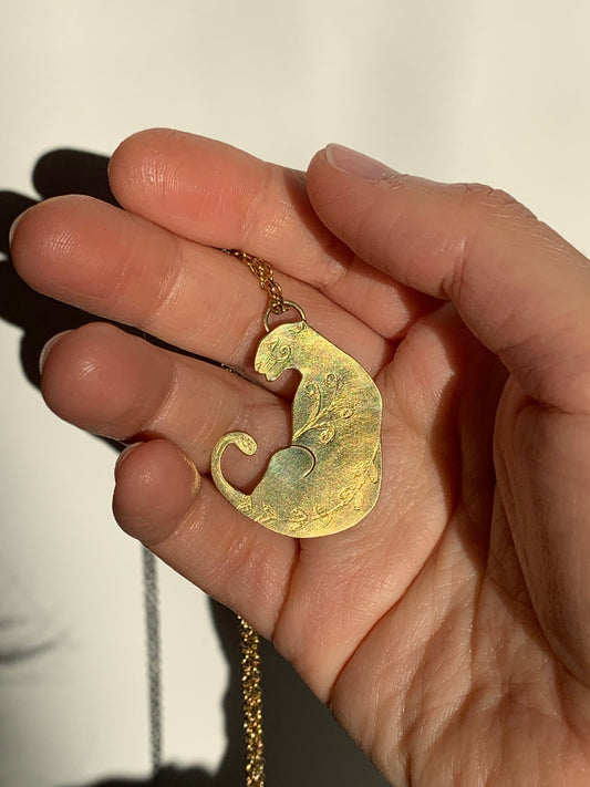 Argento e Ottone: due energie spirituali a confronto nei tuoi amuleti artigianali