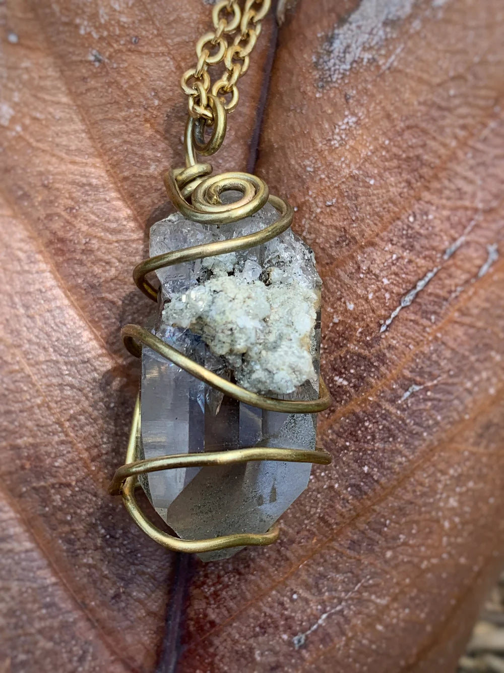 Ciondolo con punta grezza di quarzo fumè