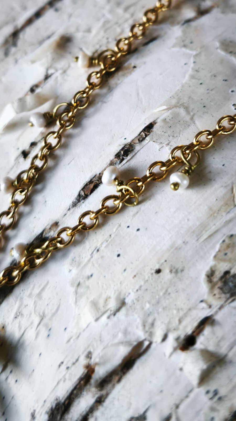 “Cavallino della Luna Piena” – Amuleto in Ottone e Perle di Fiume