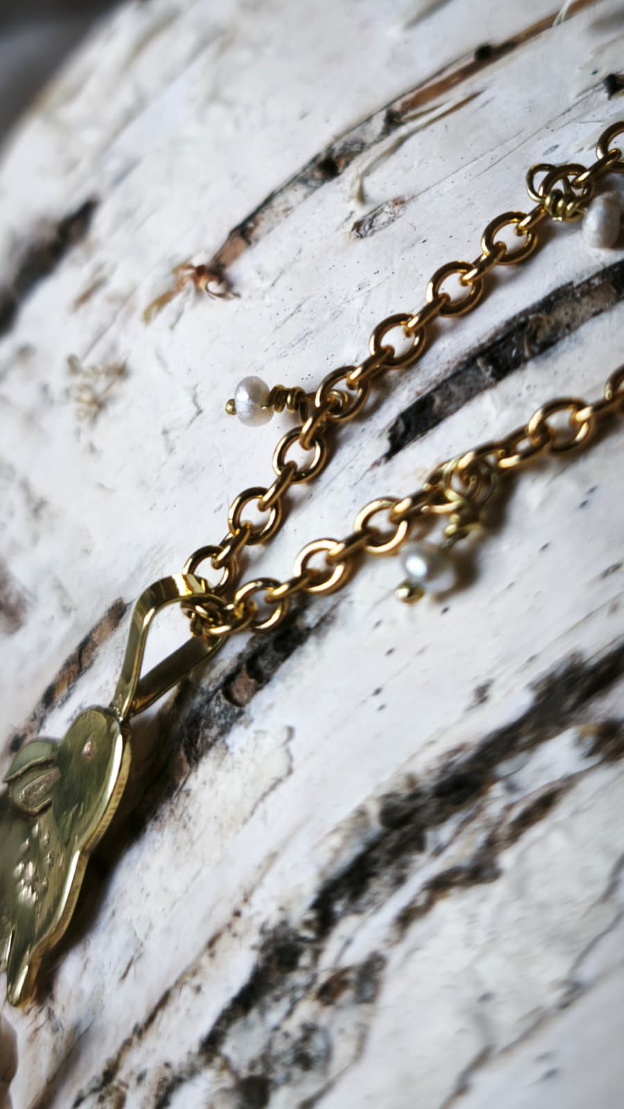 “Bianconiglio” – Amuleto in Ottone e micro-perle di fiume