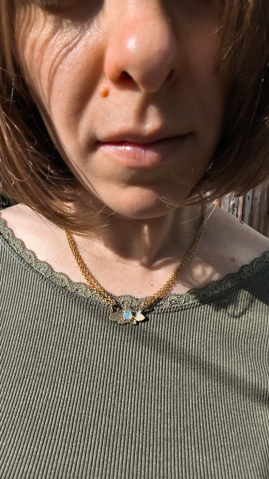 “Falena della neve” – Amuleto in ottone placcato oro 18kt e opale