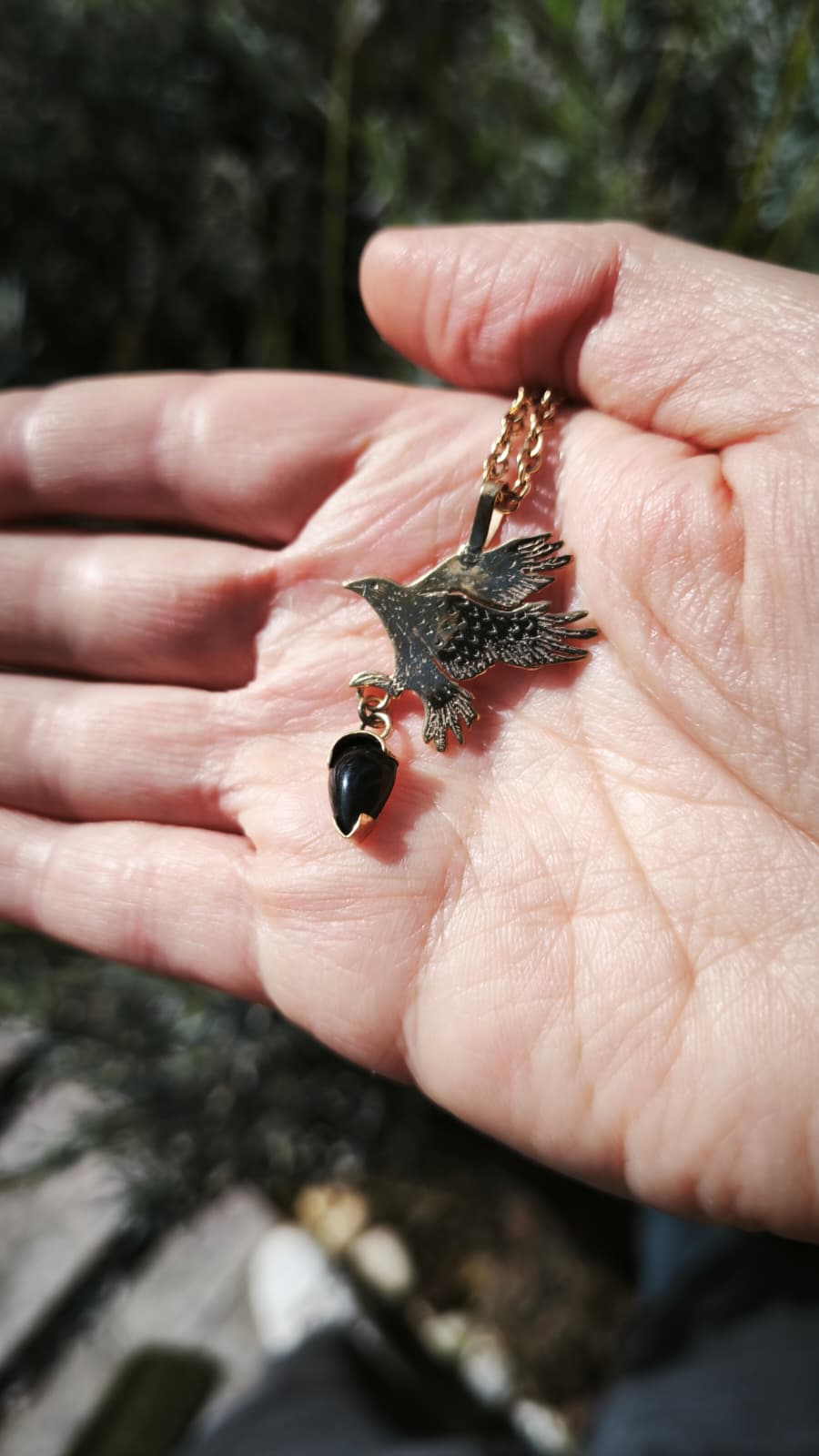 “Corvo dell'albedo” – Amuleto in ottone placcato oro 18kt e ossidiana