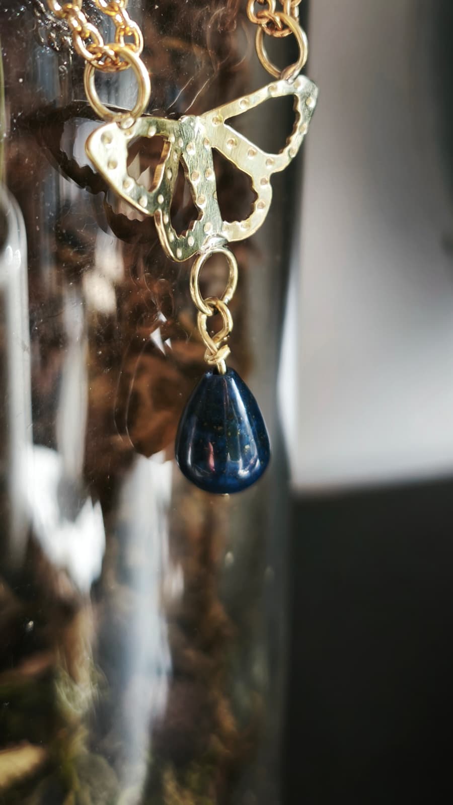 Collana “Il Sussurro della Falena” — Amuleto in ottone traforato e lapislazzuli