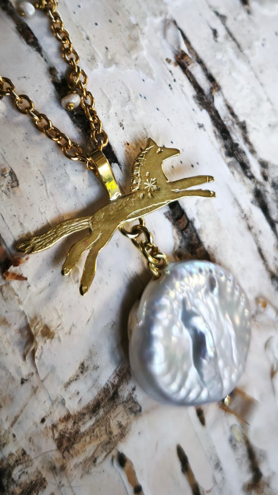 “Cavallino della Luna Piena” – Amuleto in Ottone e Perle di Fiume