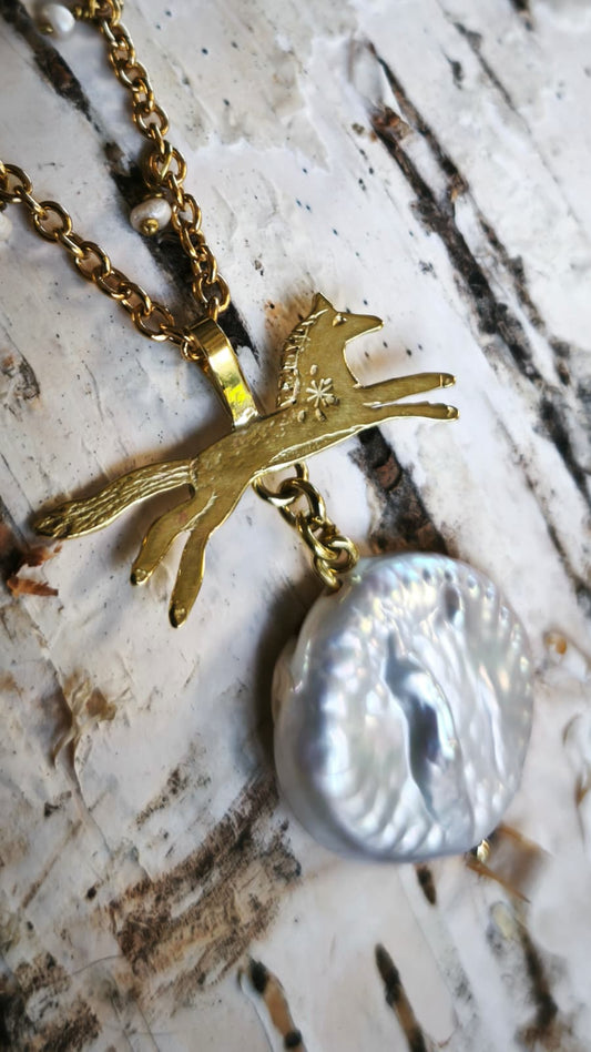 “Cavallino della Luna Piena” – Amuleto in Ottone e Perle di Fiume