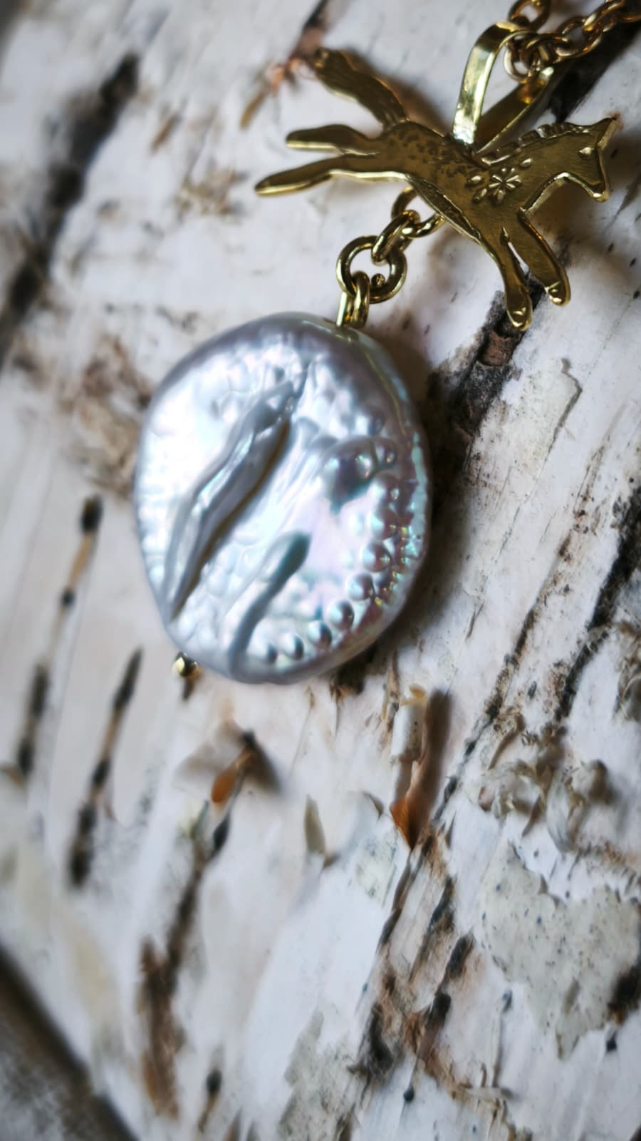 “Cavallino della Luna Piena” – Amuleto in Ottone e Perle di Fiume