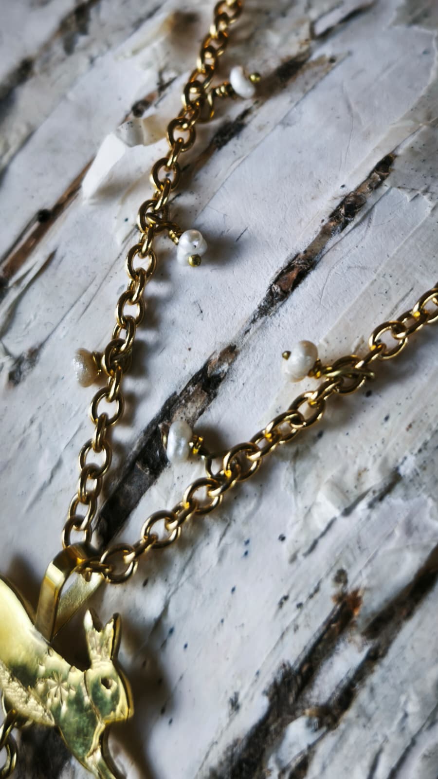 “Lepre della Luna Piena” – Amuleto in Ottone e Perle di Fiume