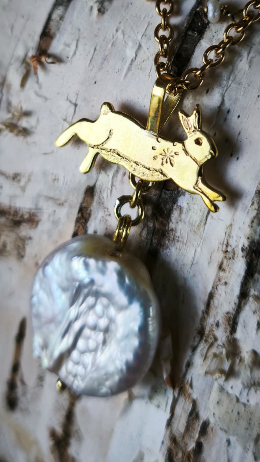 “Lepre della Luna Piena” – Amuleto in Ottone e Perle di Fiume