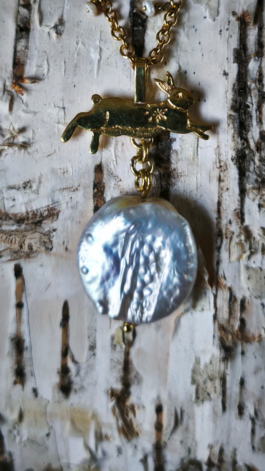 “Lepre della Luna Piena” – Amuleto in Ottone e Perle di Fiume