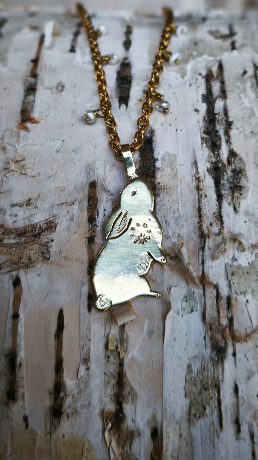 “Bianconiglio” – Amuleto in Ottone e micro-perle di fiume