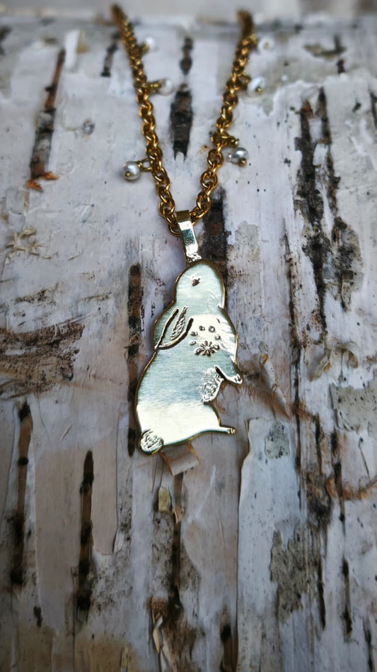 “Bianconiglio” – Amuleto in Ottone e micro-perle di fiume