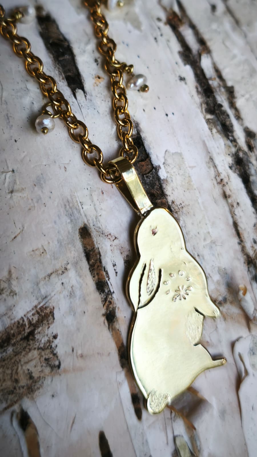 “Bianconiglio” – Amuleto in Ottone e micro-perle di fiume