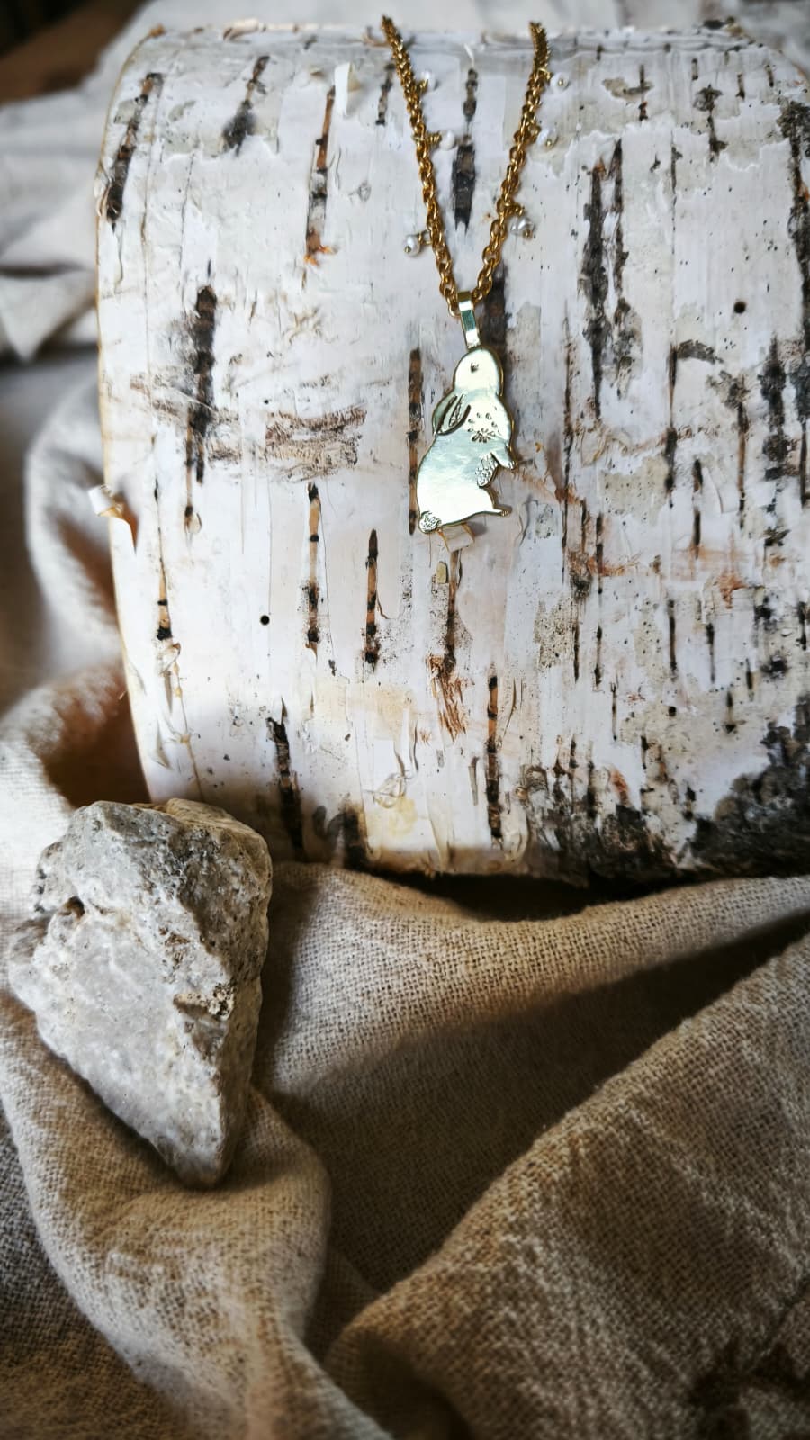 “Bianconiglio” – Amuleto in Ottone e micro-perle di fiume