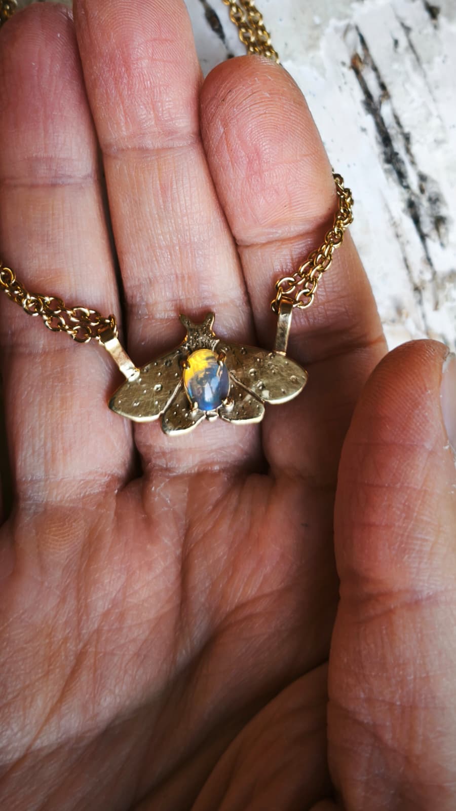 “Falena della neve” – Amuleto in ottone placcato oro 18kt e opale