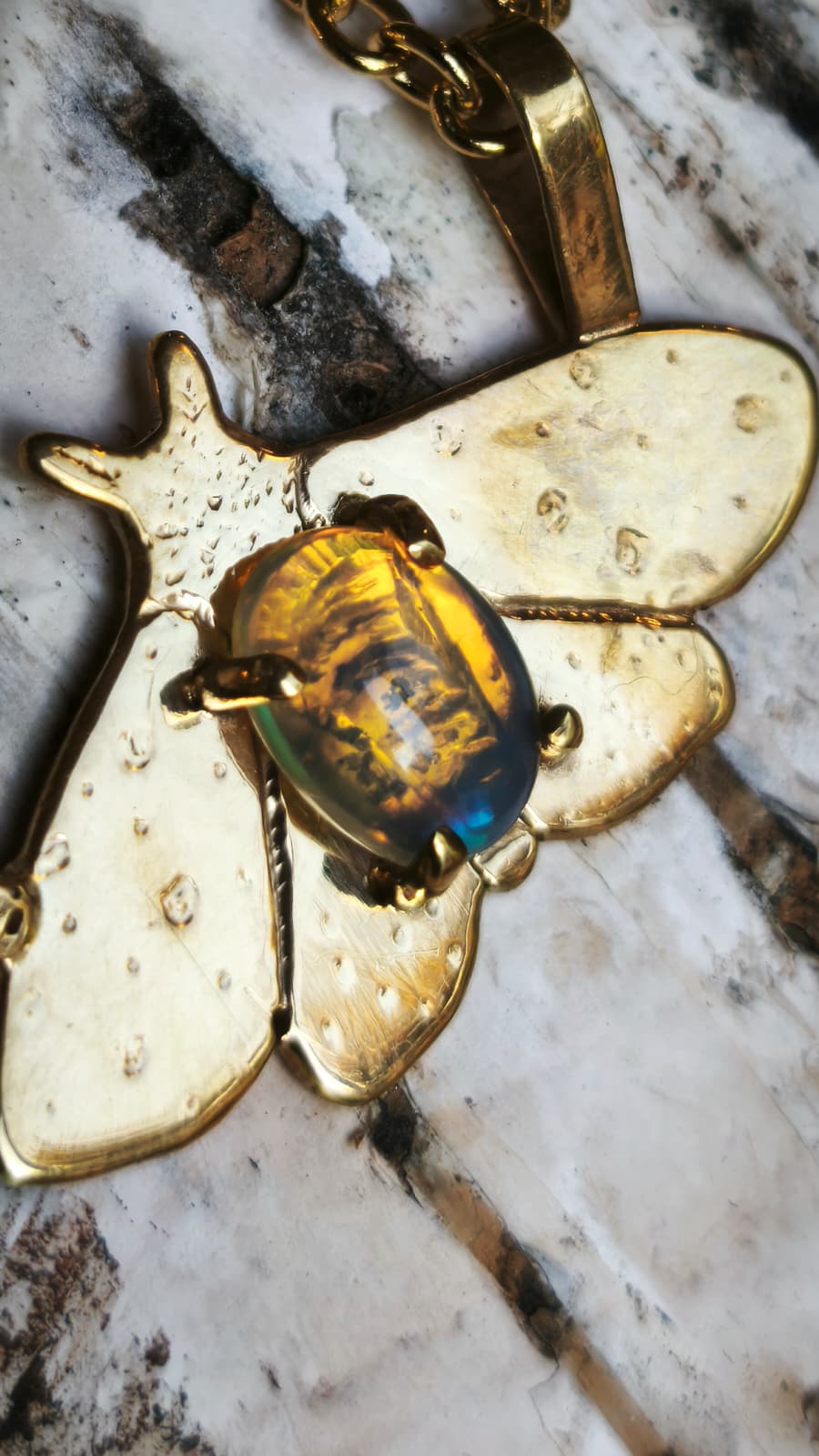 “Falena della neve” – Amuleto in ottone placcato oro 18kt e opale