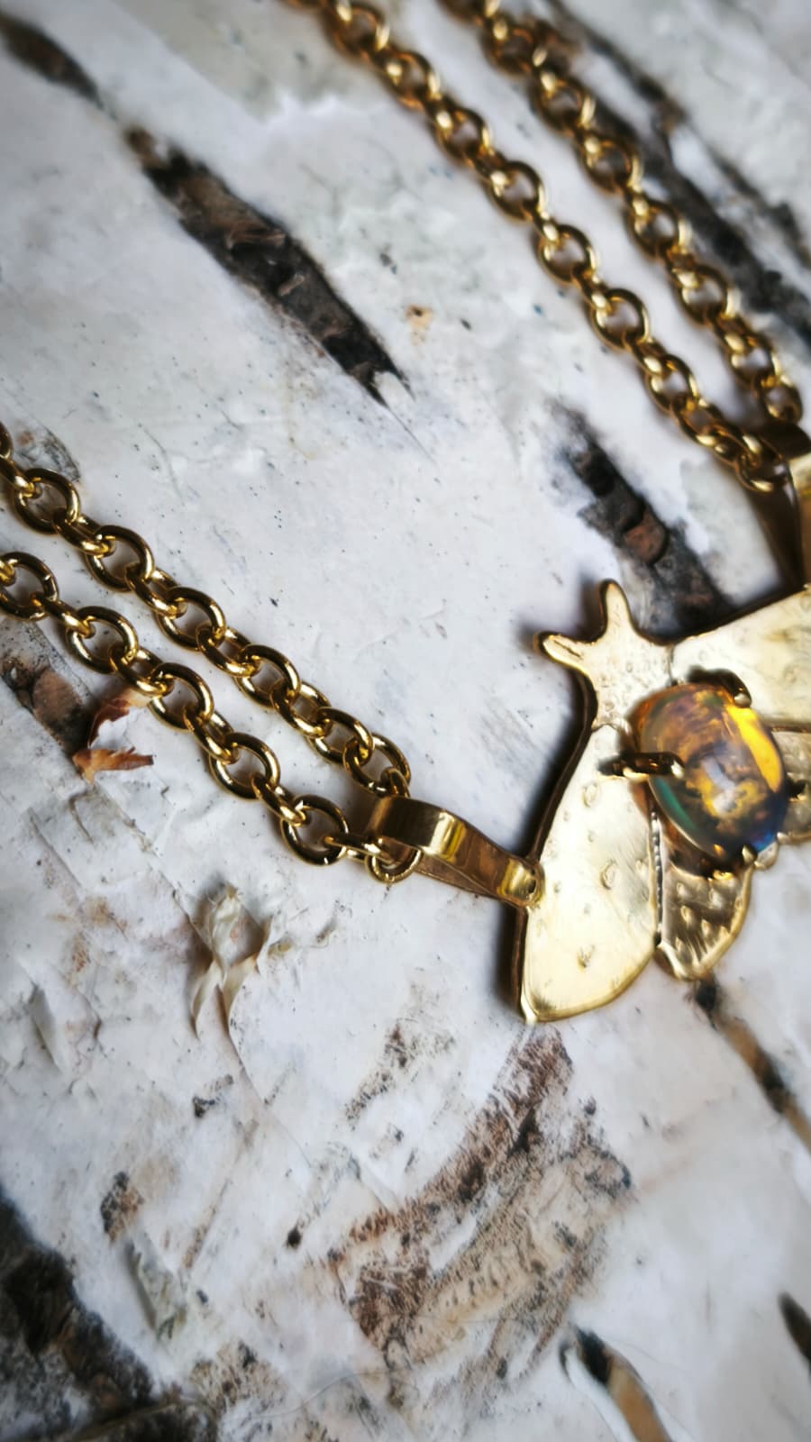 “Falena della neve” – Amuleto in ottone placcato oro 18kt e opale