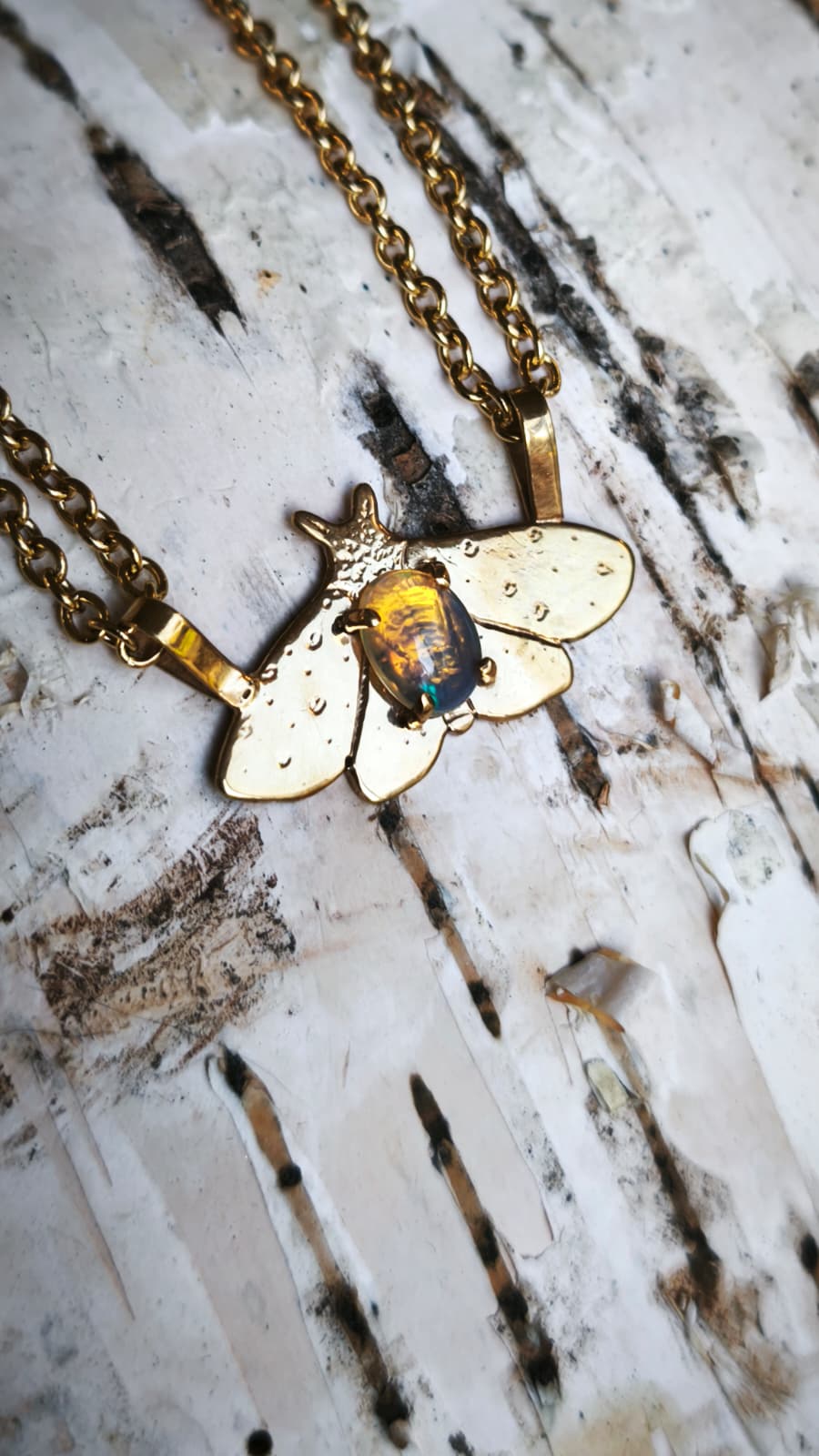 “Falena della neve” – Amuleto in ottone placcato oro 18kt e opale