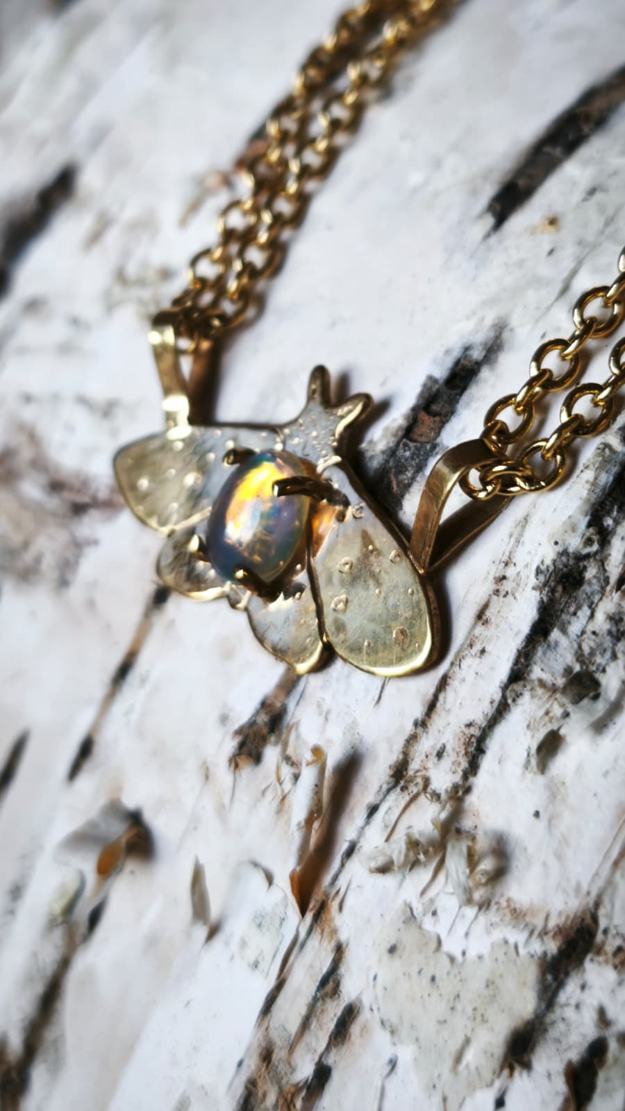 “Falena della neve” – Amuleto in ottone placcato oro 18kt e opale