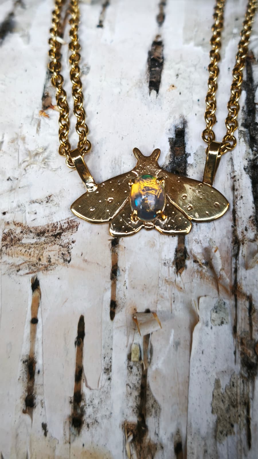 “Falena della neve” – Amuleto in ottone placcato oro 18kt e opale