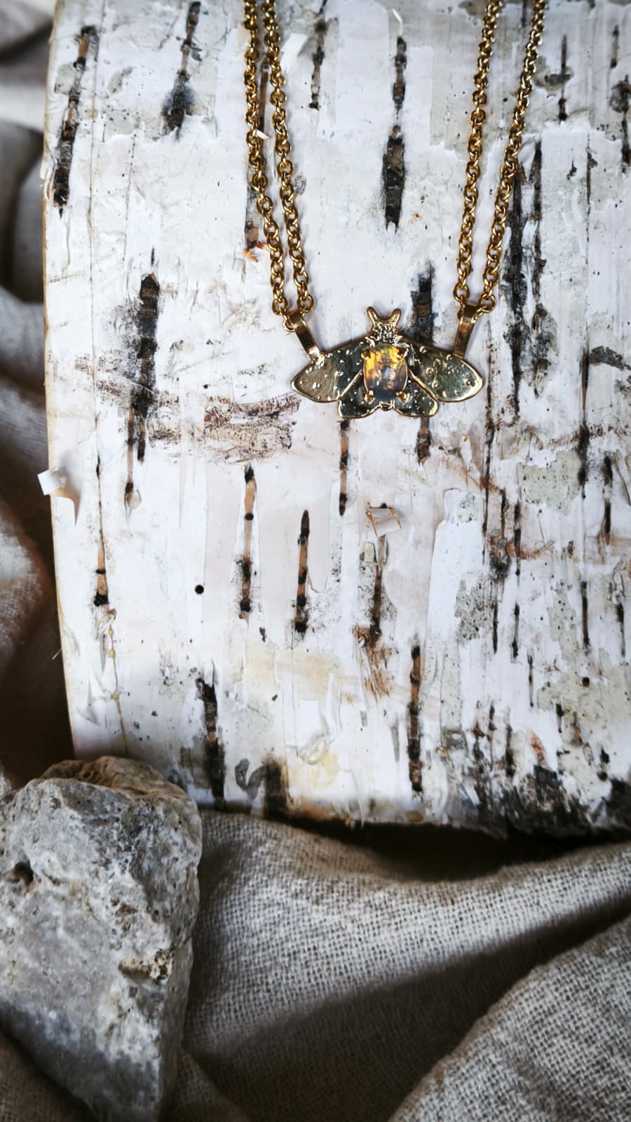 “Falena della neve” – Amuleto in ottone placcato oro 18kt e opale