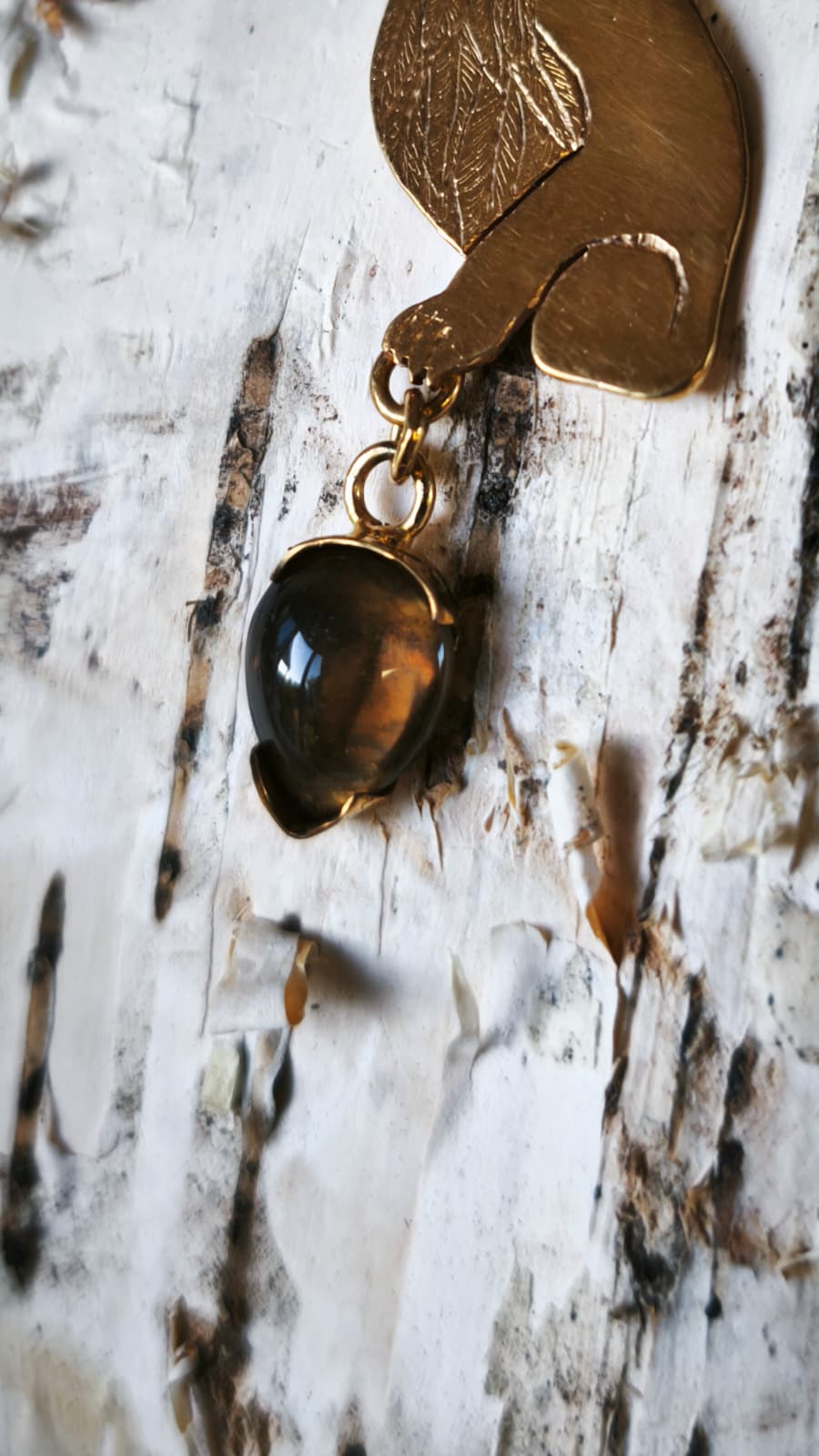 “Orso del sonno sacro” – Amuleto in ottone placcato oro 18kt e quarzo fumè