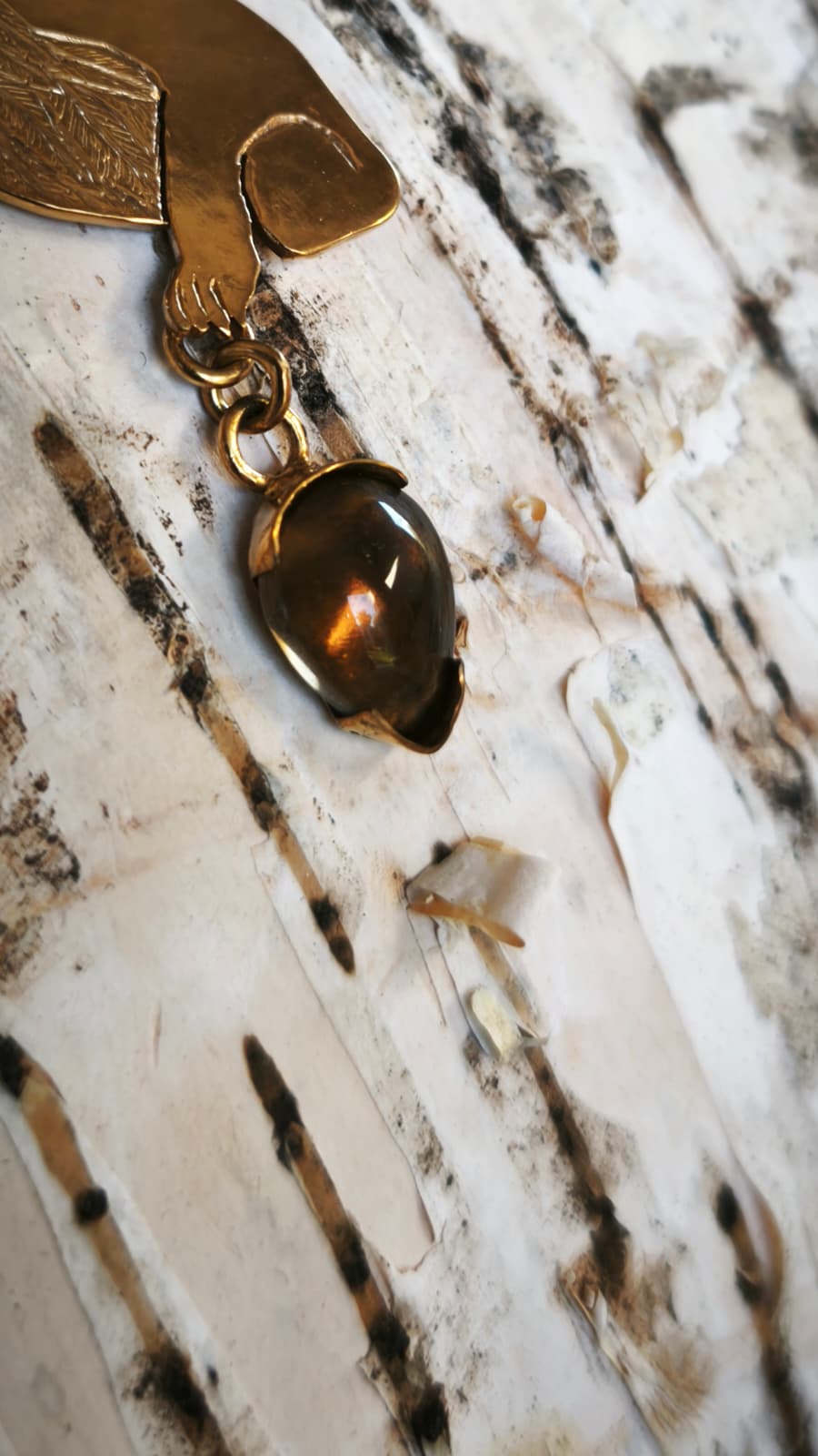 “Orso del sonno sacro” – Amuleto in ottone placcato oro 18kt e quarzo fumè