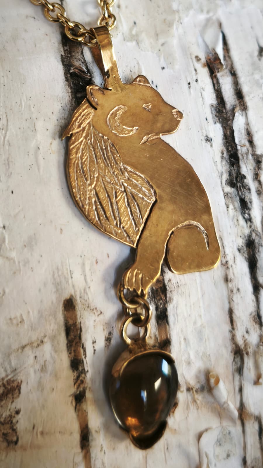 “Orso del sonno sacro” – Amuleto in ottone placcato oro 18kt e quarzo fumè