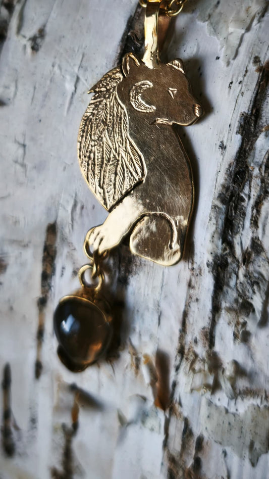 “Orso del sonno sacro” – Amuleto in ottone placcato oro 18kt e quarzo fumè