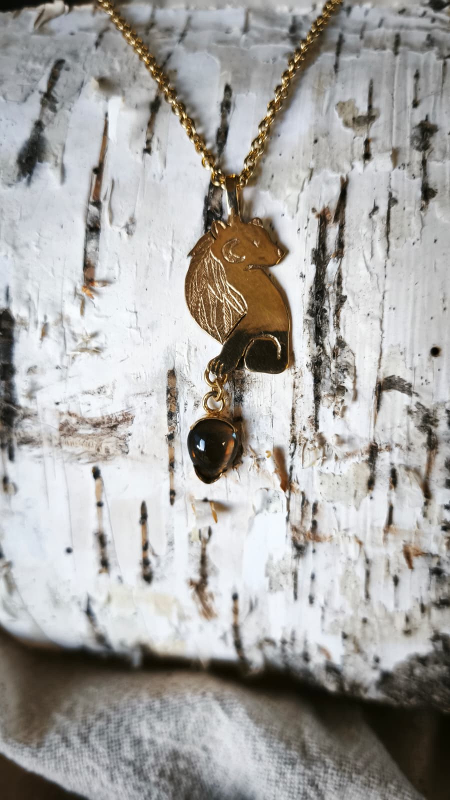 “Orso del sonno sacro” – Amuleto in ottone placcato oro 18kt e quarzo fumè