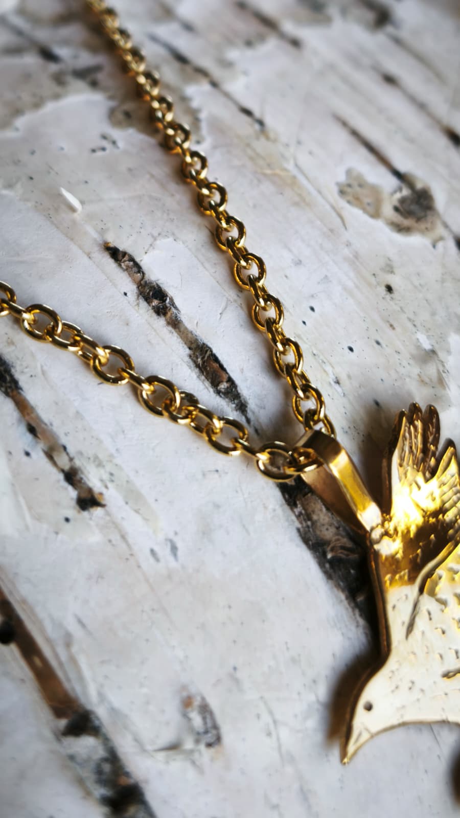 “Corvo dell'albedo” – Amuleto in ottone placcato oro 18kt e ossidiana