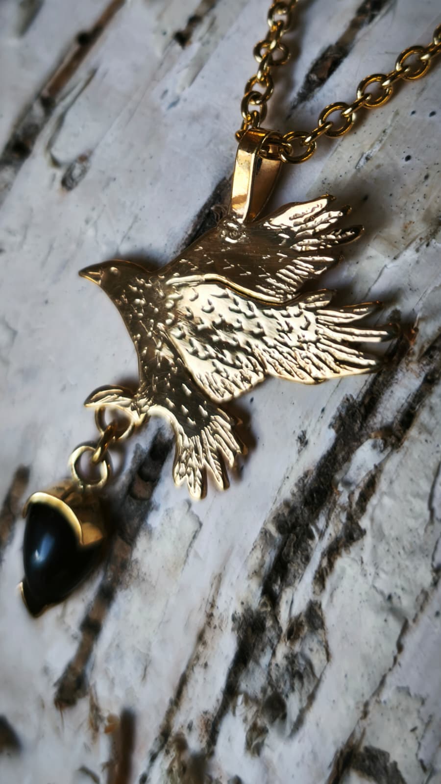“Corvo dell'albedo” – Amuleto in ottone placcato oro 18kt e ossidiana
