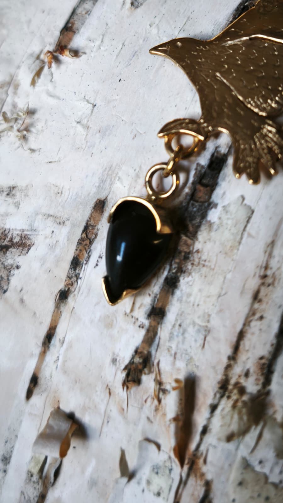 “Corvo dell'albedo” – Amuleto in ottone placcato oro 18kt e ossidiana