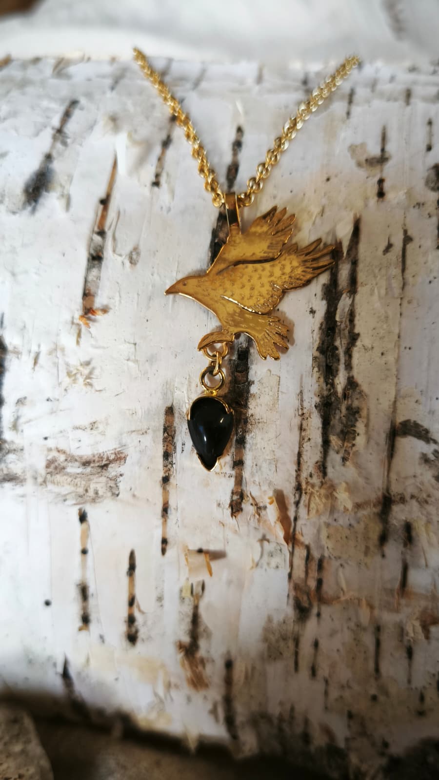 “Corvo dell'albedo” – Amuleto in ottone placcato oro 18kt e ossidiana