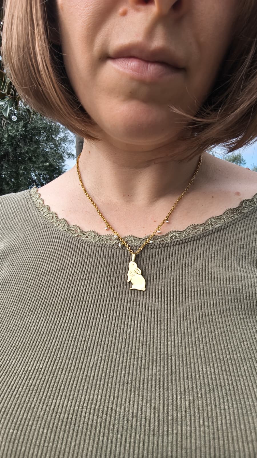 “Bianconiglio” – Amuleto in Ottone e micro-perle di fiume