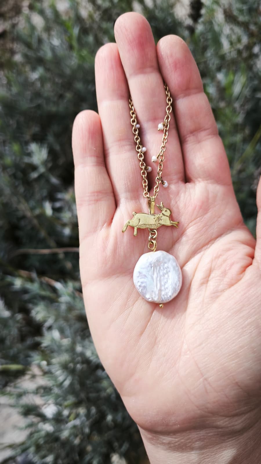 “Lepre della Luna Piena” – Amuleto in Ottone e Perle di Fiume