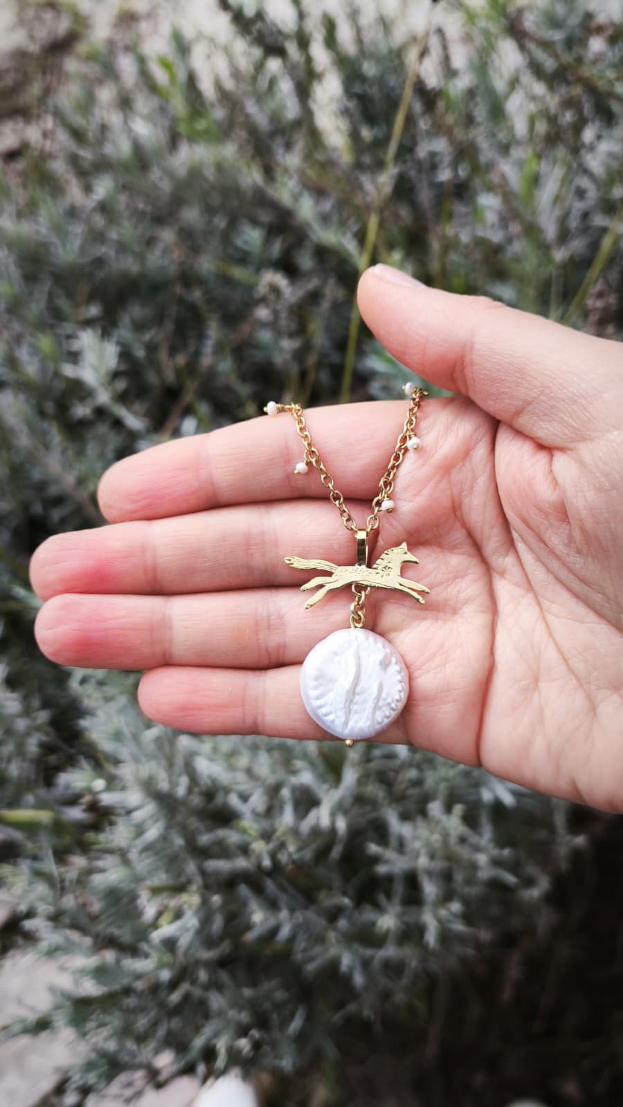 “Cavallino della Luna Piena” – Amuleto in Ottone e Perle di Fiume