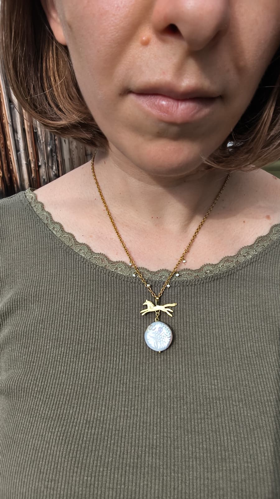 “Cavallino della Luna Piena” – Amuleto in Ottone e Perle di Fiume