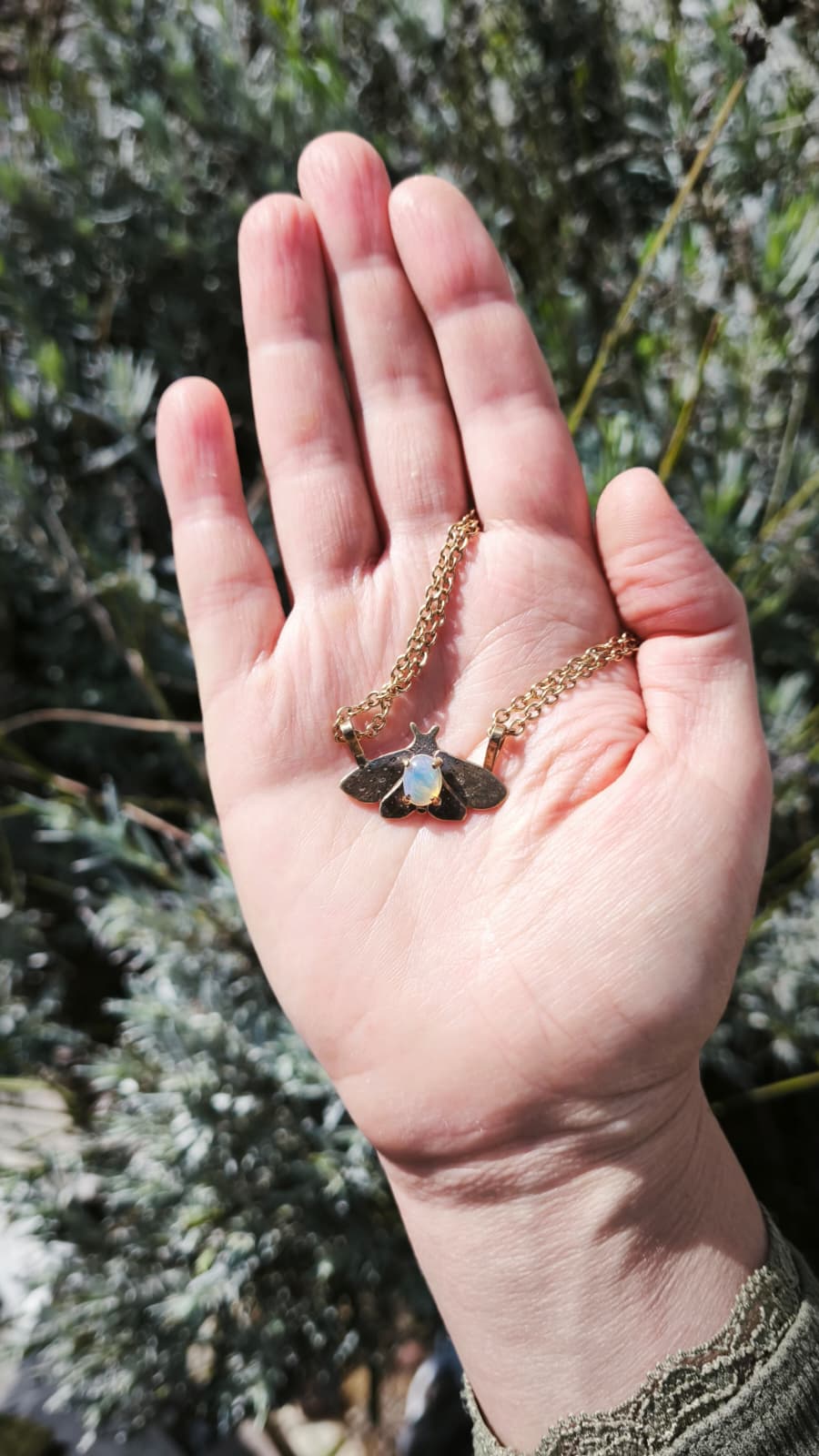 “Falena della neve” – Amuleto in ottone placcato oro 18kt e opale