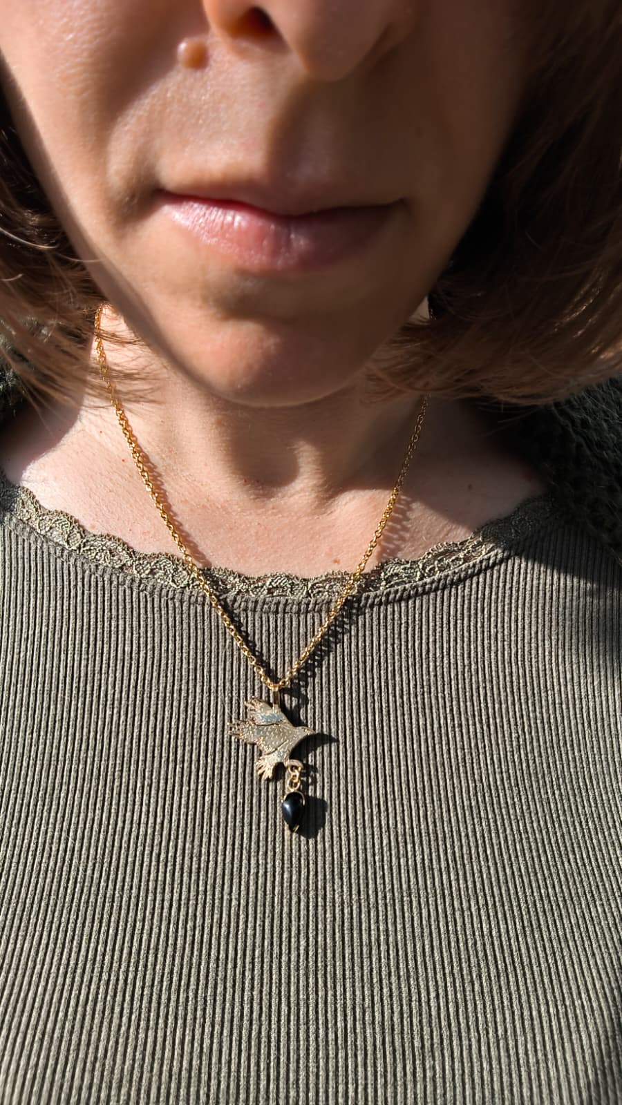 “Corvo dell'albedo” – Amuleto in ottone placcato oro 18kt e ossidiana