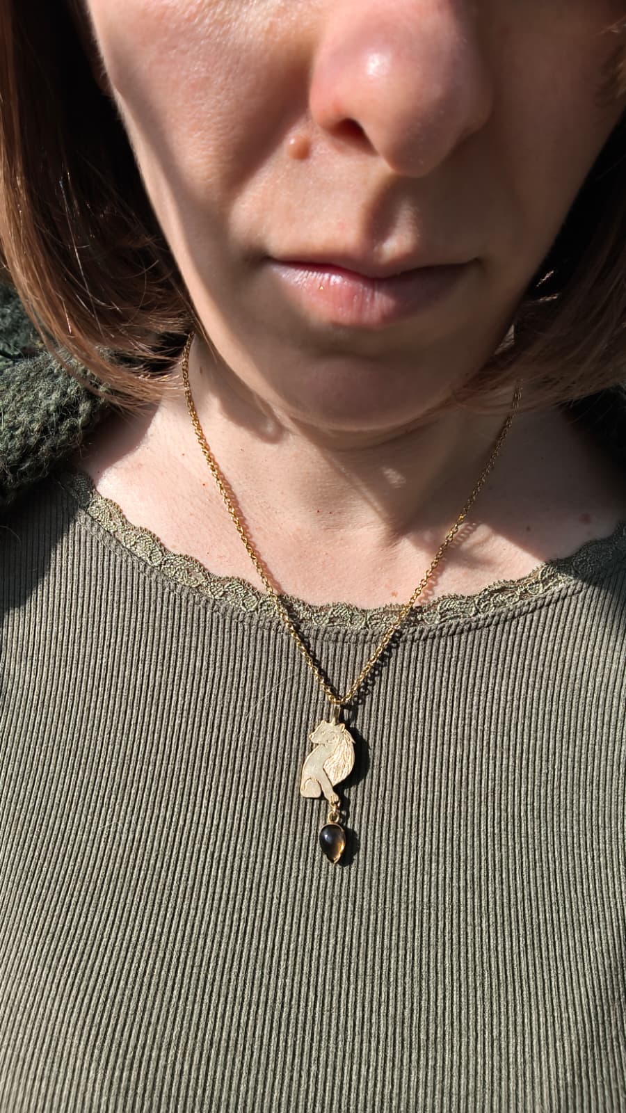 “Orso del sonno sacro” – Amuleto in ottone placcato oro 18kt e quarzo fumè