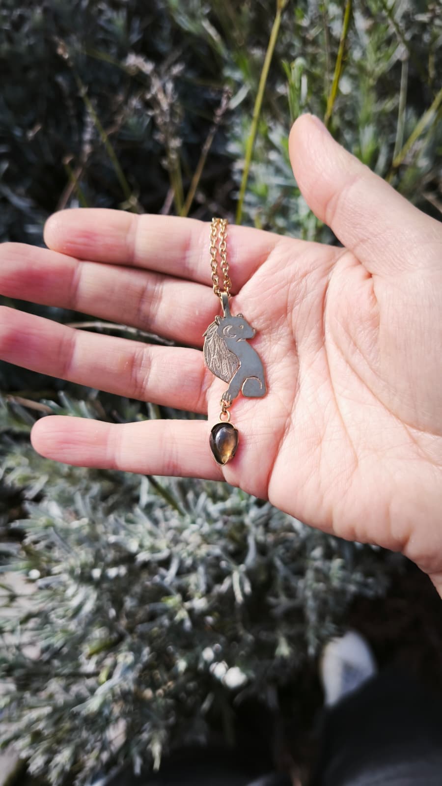 “Orso del sonno sacro” – Amuleto in ottone placcato oro 18kt e quarzo fumè