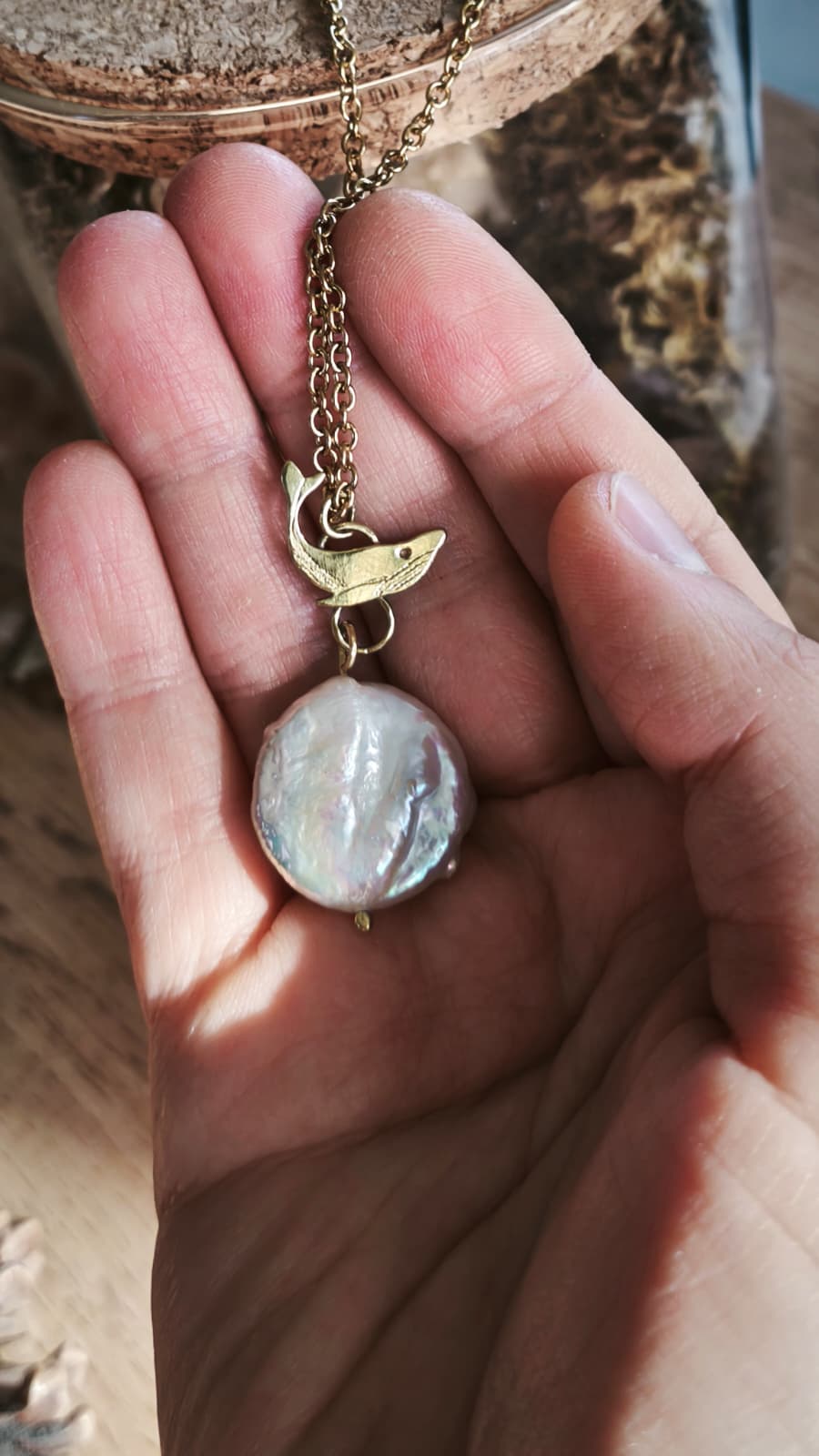 Collana "Balena & luna piena"— Amuleto in ottone e perla di fiume