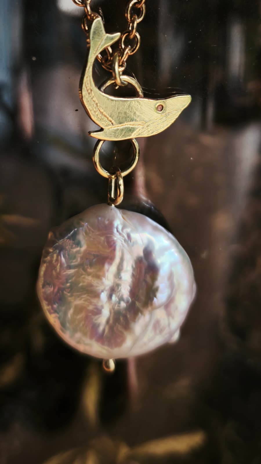 Collana "Balena & luna piena"— Amuleto in ottone e perla di fiume