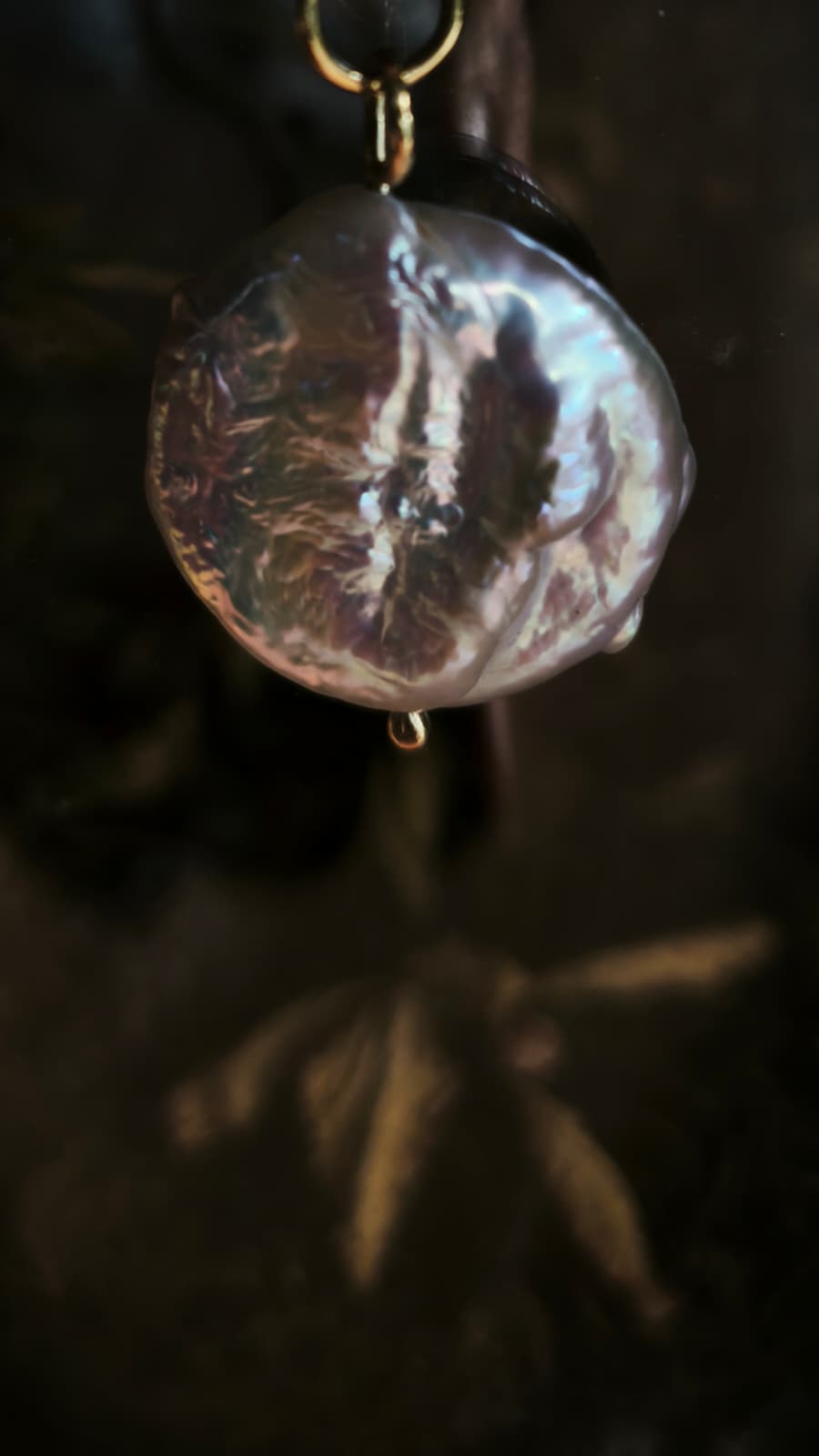 Collana "Balena & luna piena"— Amuleto in ottone e perla di fiume