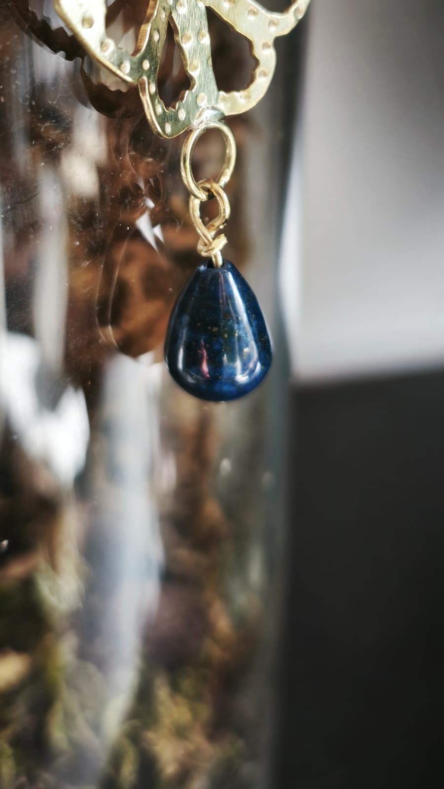 Collana “Il Sussurro della Falena” — Amuleto in ottone traforato e lapislazzuli