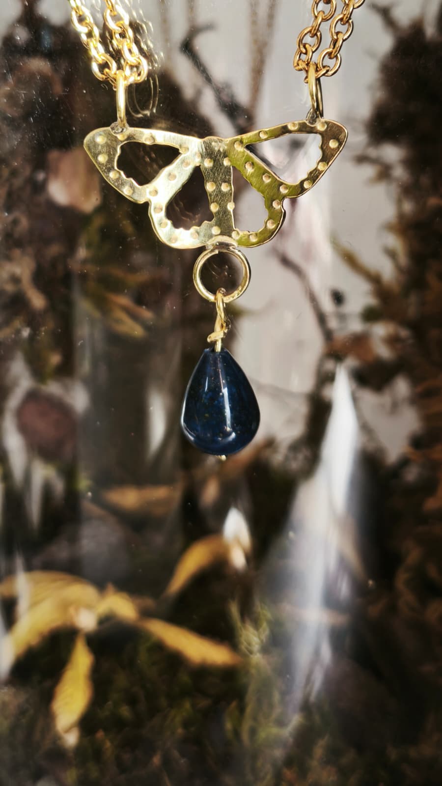 Collana “Il Sussurro della Falena” — Amuleto in ottone traforato e lapislazzuli