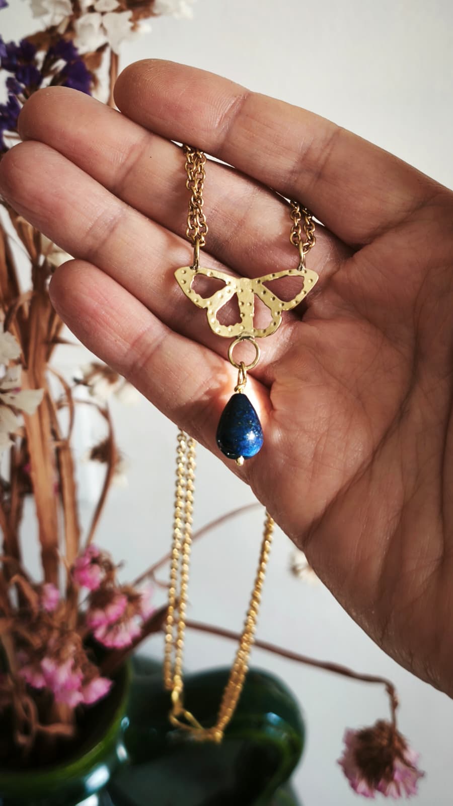 Collana “Il Sussurro della Falena” — Amuleto in ottone traforato e lapislazzuli